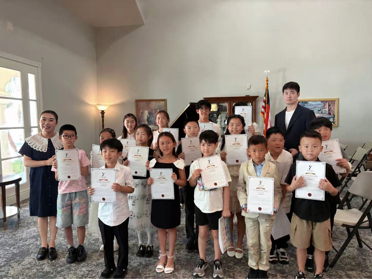 YY Piano Studio students at a community music performance · 悦音音乐学生参与社区音乐演出的大合影