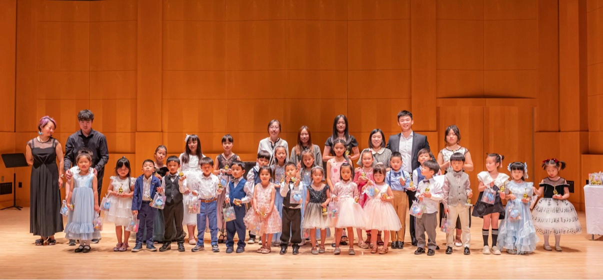 YY Piano Studio students onstage at the annual concert · 悦音音乐年度音乐会舞台大合影