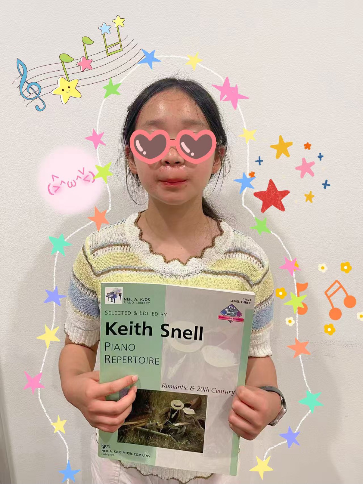 A student marking a piano learning milestone · 学生完成钢琴学习阶段后的课堂纪念照
