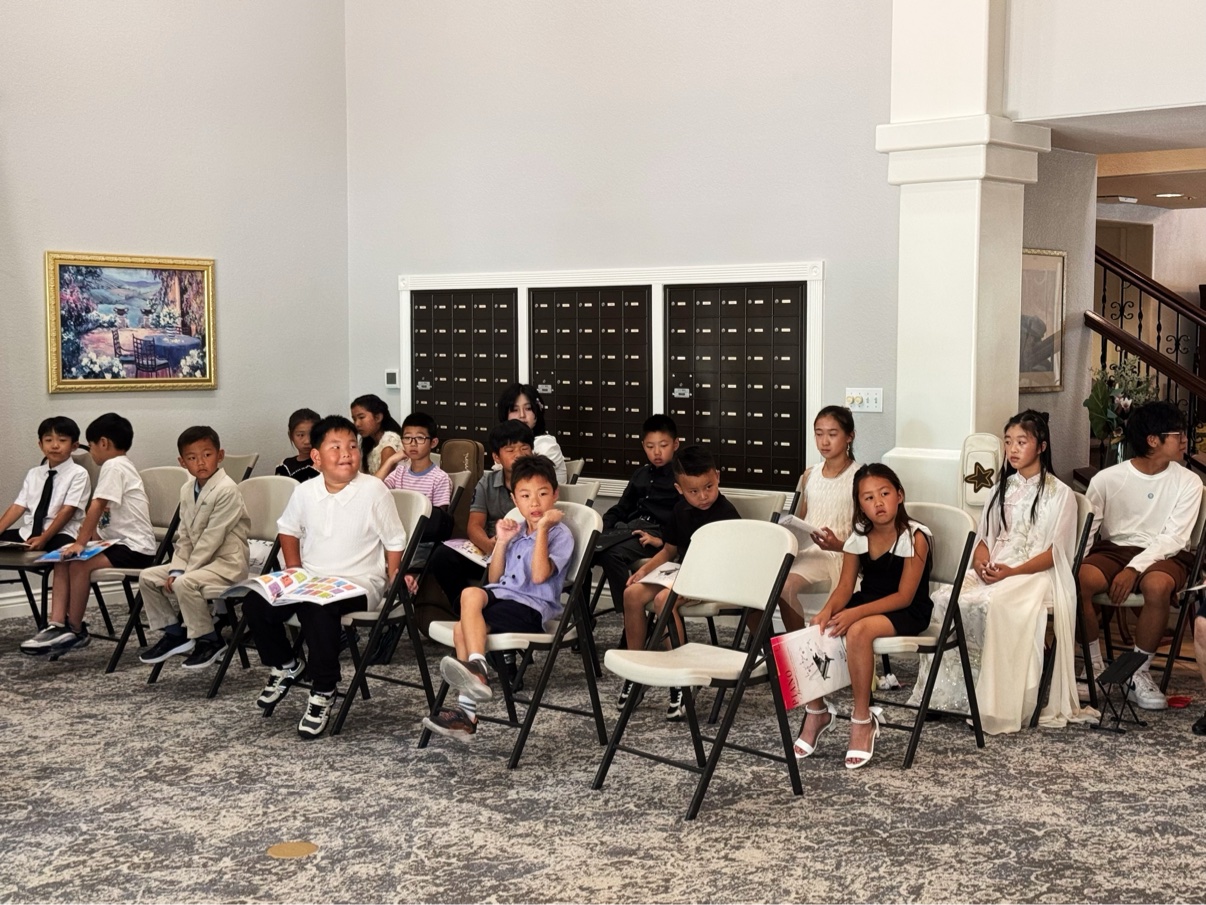 A student performing music at a community event · 学生在社区活动现场进行音乐演出