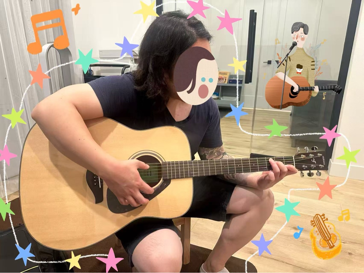 A student celebrating a musical achievement · 学生展示音乐学习成果