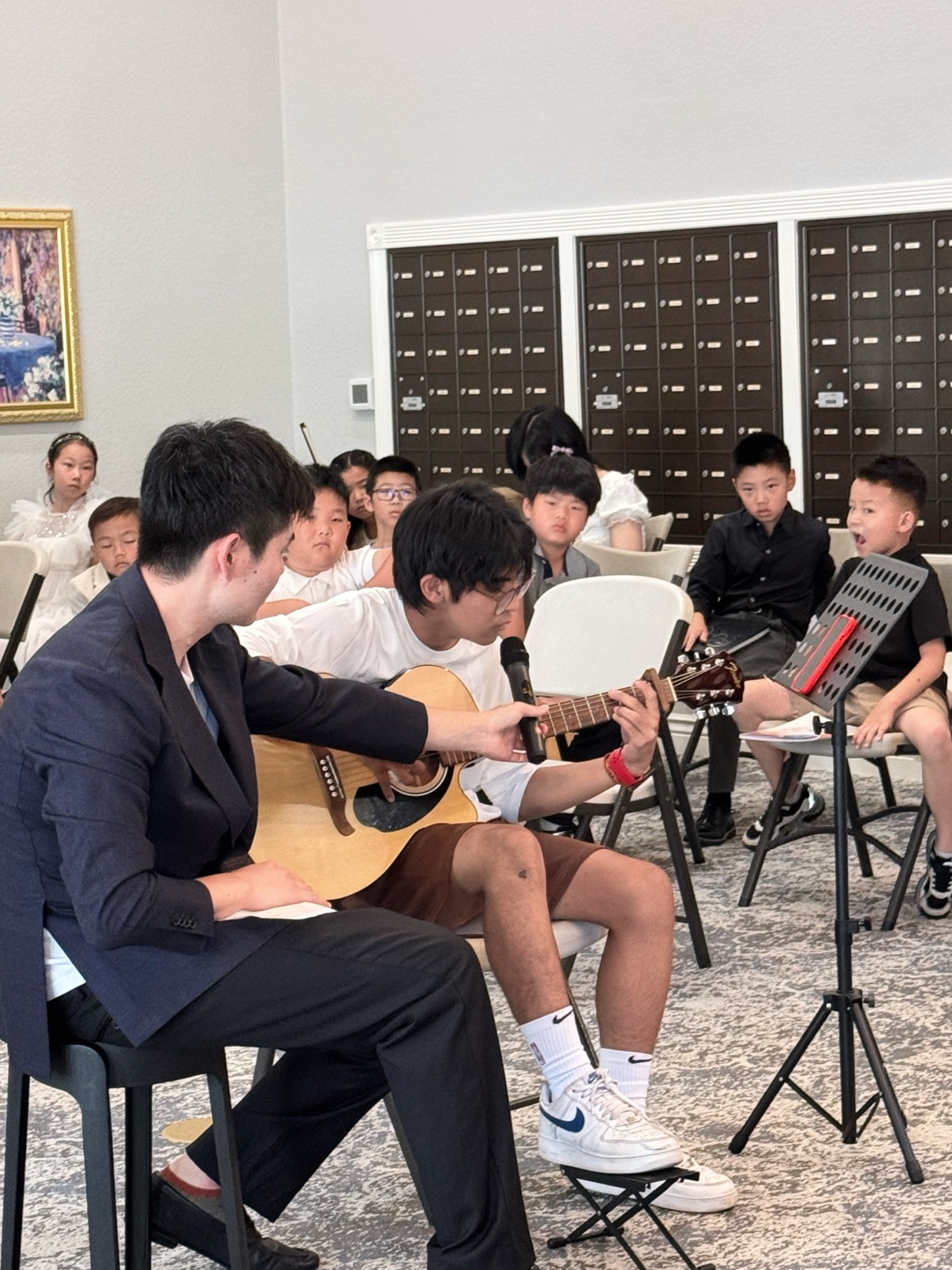 A student performing piano at a community concert · 学生在社区音乐会上表演钢琴